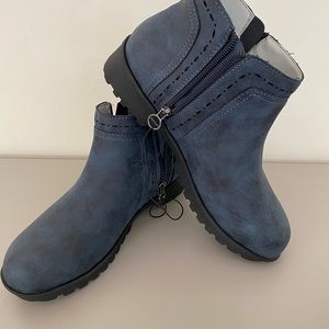 Jsport Women’s Navy Blue Boots SIze 7 .  New without tags.